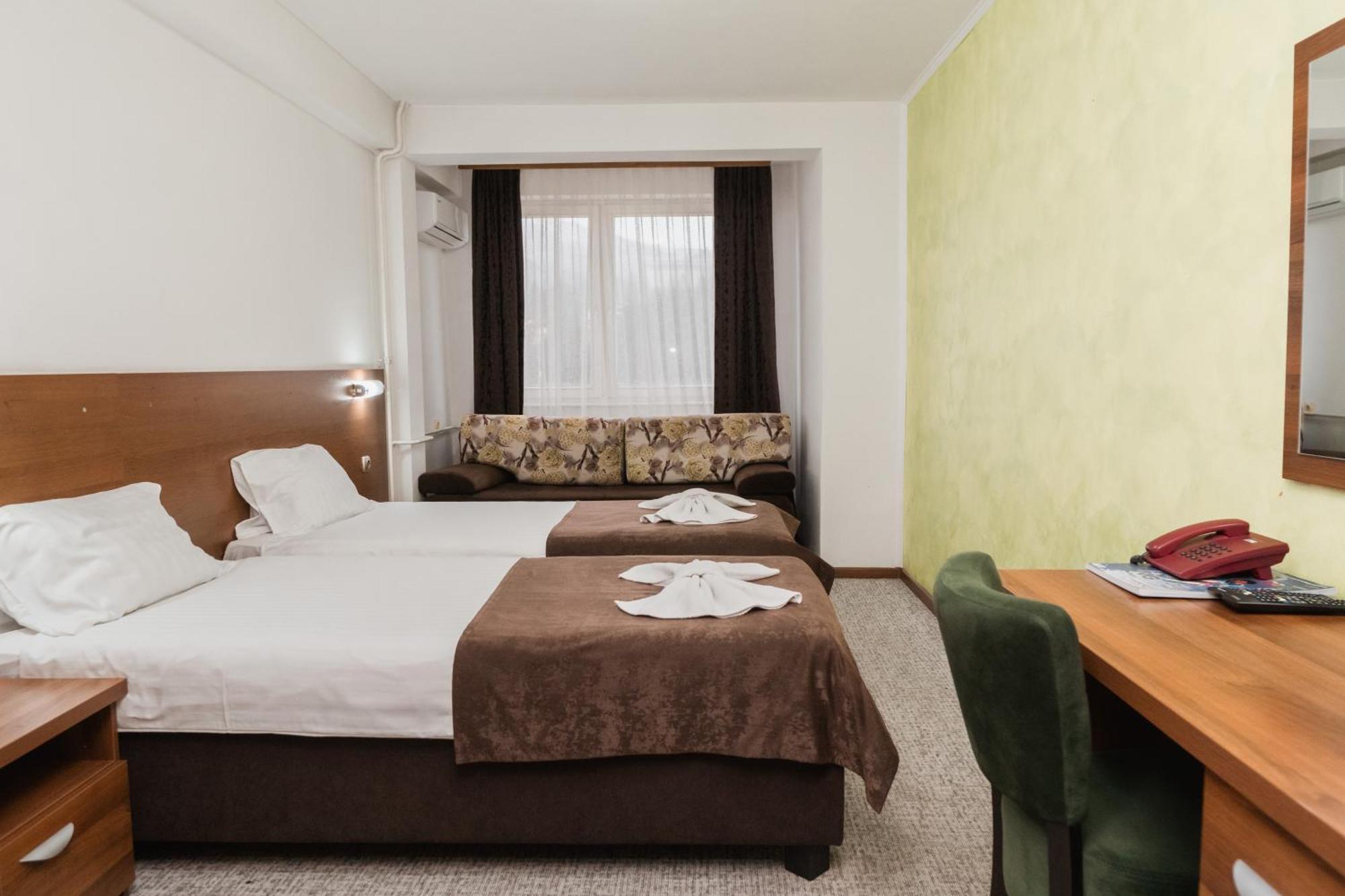 Hotel Damis Pale Exterior photo