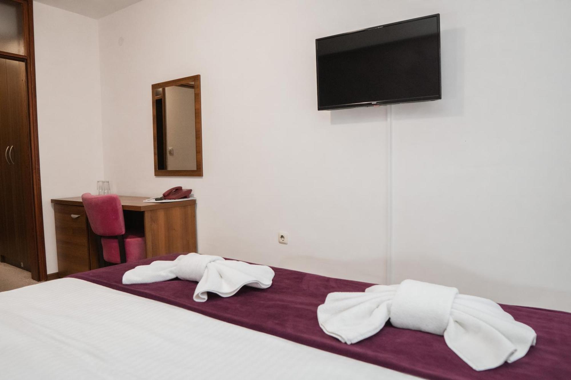 Hotel Damis Pale Exterior photo