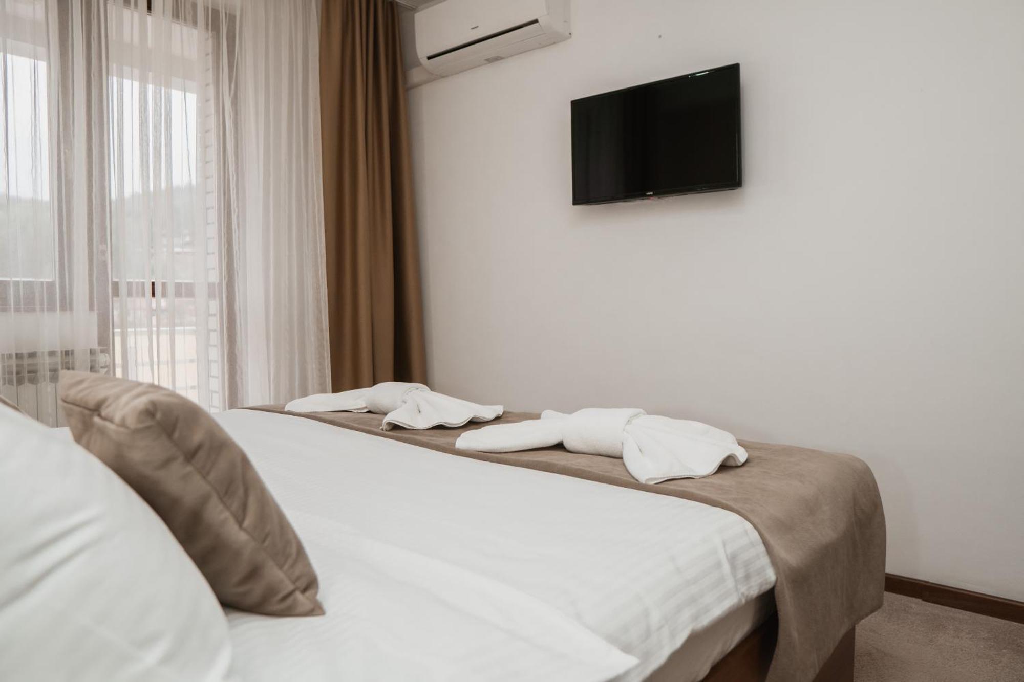 Hotel Damis Pale Exterior photo
